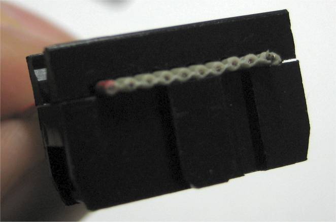 Flachbandkabel mit angeschlossenem Stecker noch ohne Zugentlastung