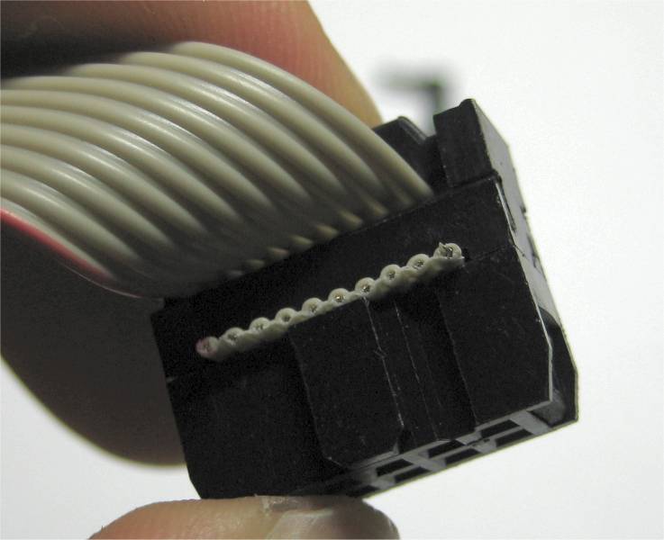 Flachbandkabel mit angeschlossenem Stecker mit Zugentlastung
